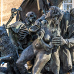 Skulptur Narrenschiff von Jürgen Weber in Hameln, Niedersachsen, Deutschland,, Europa | The Ship of Fools - Narrenschiff fountain sculpture by Juergen Weber in Hamelin, Lower Saxony, Germany, Europe