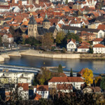 Blick vom Berg Klüt auf das Münster St. Bonifatius und die Weser in Hameln, Niedersachsen, Deutschland,, Europa | View from Klüt Hill to St. Bonifatius and the Weser river in Hamelin, Lower Saxony, Germany, Europe