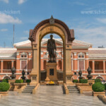 Statue von König Rama IV vor dem Saranrom Palast, Bangkok, Thailand, Asien | statue of King Rama IV and Saranrom Palace, Bangkok, Thailand, Asia