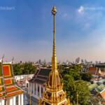die buddhistische Tempelanlage Wat Ratchanatdaram und die Skyline von Bangkok, Thailand, Asien | Wat Ratchanatdaram buddhist temple complex and the city skyline, Bangkok, Thailand, Asia