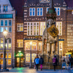 Der Bremer Roland auf dem Marktplatz in der Abenddämmerung, Freie Hansestadt Bremen, Deutschland, Europa | The Bremen Roland in the market square at dusk, Free Hanseatic City of Bremen, Germany, Europe
