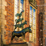 Skulptur der Bremer Stadtmusikanten in der Abenddämmerung, Freie Hansestadt Bremen, Deutschland, Europa | Sculpture Town Musicians of Bremen at dusk, Free Hanseatic City of Bremen, Germany, Europe