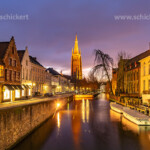 Gracht und Liebfrauenkirche in der Abenddämmerung, Brügge, Belgien, Europa | Canal and the Church of Our Lady at dusk, Bruges, Belgium, Europe