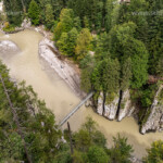 Blick von der Aussichtsplattform Eibenschlucht in die Schlucht und auf die Hängebrücke über die Entenlochklamm, Kössen, Tirol, Österreich | View from the viewing platform Eibenschlucht into the Entenlochklamm canyon and the
suspension bridge, Koessen, Tyrol, Austria