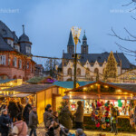 Weihnachtsmarkt in der Altstadt von Goslar in der Abenddämmerung, Niedersachsen, Deutschland