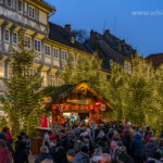 Weihnachtsmarkt und Weihnachtswald in der Altstadt von Goslar in der Abenddämmerung, Niedersachsen, Deutschland