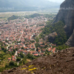 Blick von oben auf die Stadt Kalambaka bei den Meteora-Klöster in Thessalien, Griechenland | view over the city of Kalambaka, close to the Meteora monasteries in the Plain of Thessaly, Greece