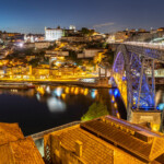 Brücke Ponte Dom Luís I über den Fluss Douro und die Altstadt von Porto in der Abenddämmerung, Portugal, Europa | Dom Luís I Bridge over Douro river and the historic old town of Porto at dusk, Portugal, Europe