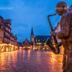 Figurengruppe Münzenberger Musikanten auf dem Marktplatz mit Marktkirche St. Benedikti in Quedlinburg, Sachsen-Anhalt, Deutschland | Quedlinburg, Saxony- Anhalt, Germany