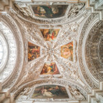 Kuppel und Deckenmalerei im Innenraum des Salzburger Dom, Salzburg, Österreich | dome and ceiling frescos, Salzburg Cathedral interior, Salzburg, Austria