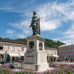 Mozartdenkmal auf dem Mozartplatz, Salzburg, Österreich | Mozart Statue on Mozart square, Salzburg, Austria