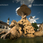 Residenzbrunnen oder Hofbrunnen und der Turm mit dem Glockenspiel der Neuen Residenz auf dem Residenzplatz, Salzburg, Österreich | fountain Residenzbrunnen and Neue Residenz New Residence bell tower on Residenzplatz square, Salzburg, Austria