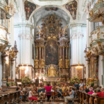 Probe im Inneraum der Stiftskirche St. Peter, Salzburg, Österreich | rehearsal at the church of St. Peter's, Salzburg, Austria