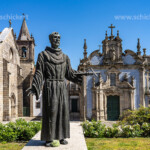Statue des heiligen Franziskus vor der Kirche Igreja de São Francisco, Guimaraes, Portugal, Europa | Statue of Saint Francis and the Church of Saint Francis Igreja de São Francisco, Guimaraes, Portugal, Europe
