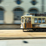 historische Straßenbahn Eléctrico in Bewegung, Porto, Portugal, Europa | Heritage streetcar Electrico in motion, Porto, Portugal, Europe
