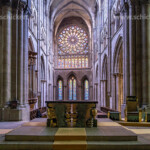 Innenraum, Altar und Rosettenfenster der Kathedrale St Vincent, Saint Malo, Bretagne, Frankreich | Interior view of Saint-Malo cathedral showing altar and the rose window, Saint Malo, Brittany, France