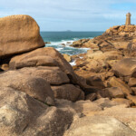 Die Felsen der rosa Granitküste Côte de Granit Rose und der Leuchtturm Phare de Ploumanac’h bei Ploumanac'h, Perros-Guirec, Bretagne, Frankreich | Rock formations of the Côte de granite rose or Pink Granite Coast and the lighthouse Phare de Ploumanac’h near Ploumanac'h, Perros-Guirec, Brittany, France