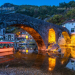 Die Alte Brücke Stari Most über den Fluss Crnojevic in Rijeka Crnojevica in der Abenddämmerung, Montenegro, Europa | The old bridge Stari Most over Rijeka Crnojevica river in Rijeka Crnojevica at dusk, Montenegro, Europe