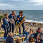 Live Musik auf den Tischen im Restaurant La Cale am Strand von Blainville-sur-Mer, Normandie, Frankreich | Live Music on the table at the Restaurant La Cale on Blainville-sur-Mer beach, Normandy, France