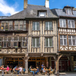 Fachwerk in der historischen Altstadt von Dinan, Bretagne, Frankreich | half-timbered houses in the historic city center, Dinan, Brittany, France
