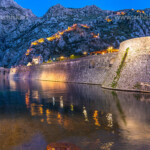 Venezianische Stadtmauer in Kotor in der Abenddämmerung, Montenegro, Europa | Venetian Fortifications of Kotor at dusk, Montenegro, Europe