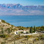 Blick auf eine Kapelle und Friedhof am Skutarisee, Montenegro, Europa | View over a Chapel and a Cemetery at Lake Skadar, Montenegro, Europe
