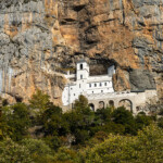 Das serbisch-orthodoxe Kloster Ostrog hoch oben in einem Felsen, Montenegro, Europa | Serbian Orthodox Ostrog monastery high up in the large rock of Ostroška Greda, Montenegro, Europe