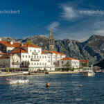 Perast mit der Sveti-Nikola-Kirche an der Bucht von Kotor, Montenegro, Europa | Perast cityscape with St Nicholas church at the Bay of Kotor, Montenegro, Europe