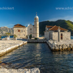 Die künstliche Insel Gospa od Skrpjela mit der Kirche St. Marien auf dem Felsen bei Perast an der Bucht von Kotor, Montenegro, Europa | The Roman Catholic Church of Our Lady of the Rocks on the artificial island Gospa od Škrpjela near Perast at the Bay of Kotor, Montenegro, Europe