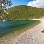 Liegestühle am Strand im Dorf Zanjice, Halbinsel Luštica, Montenegro, Europa | sunbeds at the beach of Zanjice village, Luštica peninsula, Montenegro, Europe