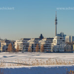 Blick auf den verschneiten und zugefrorenen Phönixsee und den Fernsehturm Florian in Dortmund, Nordrhein-Westfalen, Deutschland, Europa | view over the snowy and frozen Phoenix-See Lake and Florian Television tower, Dortmund, North Rhine-Westphalia, Germany, Europe