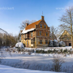Das verschneite Wasserschloss Haus Bisping im Winter, Drensteinfurt, Münsterland, Nordrhein-Westfalen, Deutschland | snowy water castle Haus Bisping in winter, Drensteinfurt, Muenster Region, North Rhine-Westphalia, Germany.