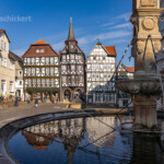 Fachwerkhäuser, Kaufmannsgildehaus St. Michaelis und Rolandsbrunnen auf dem Marktplatz in Fritzlar, Schwalm-Eder-Kreis, Hessen, Deutschland | timbered houses and Roland fountain on Fritzlar market square, Schwalm-Eder district, Hesse, Germany