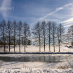 Winter an der zugefrorenen Ruhr in Fröndenberg, Nordrhein-Westfalen, Deutschland | Winter at the frozen Ruhr river in Froendenberg, North Rhine-Westphalia, Germany.