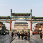 Traditionelles Tor zur Fußgängerzone Qianmen und das Stadttor Qianmen, Peking oder Beijing, Volksrepublik, China, Asien | entrance to Qianmen Street with a traditional archway and Qianmen Gate , Beijing, People's Republic of China, Asia