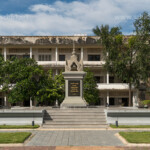 Denkmal im Hof des Tuol Sleng Genozid Museum, Phnom Penh, Kambodscha, Asien | courtyard monument, Tuol Sleng Genocide Museum, Phnom Penh, Cambodia, Asia
