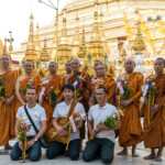 buddhistische Mönche in der Shwedagon Pagode in Yangon oder Rangun, Myanmar , Asien | buddhist monks at the Shwedagon Pagoda in Yangon or Rangoon, Myanmar, Asia