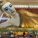 riesiger liegender Buddha der Chauk Htat Gyi Pagode in Yangon oder Rangun, Myanmar , Asien | giant reclining buddha of the Chauk Htat Gyi Pagoda in Yangon or Rangoon, Myanmar, Asia