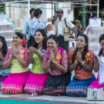 Betende Buddhisten in der Shwedagon Pagode in Yangon oder Rangun, Myanmar , Asien | Shwedagon Pagoda in Yangon or Rangoon, Myanmar, Asia