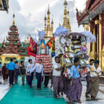 Buddhisten mit Opfergaben in der Shwedagon Pagode in Yangon oder Rangun, Myanmar , Asien | Buddhsits carrying offerings, Shwedagon Pagoda in Yangon or Rangoon, Myanmar, Asia