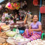 Fröhliche Verkäuferin auf dem Markt in Yangon oder Rangun, Myanmar , Asien | laughing sales woman on the street market in Yangon or Rangoon, Myanmar, Asia