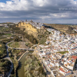 Die weissen Häuser von Arcos de la Frontera von oben gesehen, Andalusien, Spanien | The white houses of Arcos de la Frontera seen from above, Andalusia, Spain
