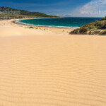 Der Strand und die Düne von Bolonia, Tarifa, Costa de la Luz, Andalusien, Spanien | Bolonia Beach an sand dune, Bolonia, Tarifa, Costa de la Luz, Andalusia, Spain