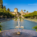 Wasserbecken, Gärten und Türme des Palastes, Alcázar de los Reyes Cristianos in Cordoba, Andalusien, Spanien | Gardens with pools and palace towers, Alcázar de los Reyes Cristianos in Córdoba, Andalusia, Spain