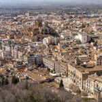 Blick auf die Altstadt mit dem Platz Plaza Nueva und Kathedrale in Granada, Andalusien, Spanien | View to the old town with Plaza Nueva square and the cathedral, Granada, Andalusia, Spain