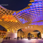 Die futuristische Holzkonstruktion und Aussichtsplattform Metropol Parasol an der Plaza de la Encarnación in der Abenddämmerung, Sevilla, Andalusien, Spanien | the futuristic wooden structure and viewing platform Metropol Parasol located at La Encarnación square at dusk, Seville Andalusia, Spain