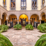 Innenhof des Palast und Museum Palacio de la Condesa de Lebrija in Sevilla, Sevilla, Andalusien, Spanien | The Lebrija Palace and Musuem or Palacio de la Condesa de Lebrija courtyard in Seville, Andalusia, Spain