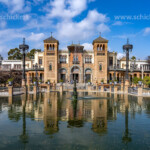 Das Museum für Volkstümliche Kunst und Bräuche von Sevilla im Mudéjar-Pavillon, María Luisa Park, Sevilla, Andalusien, Spanien | Mudéjar Pavilion with the Museum of Arts and Popular Customs of Seville, María Luisa Park, Seville Andalusia, Spain