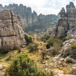 Wanderweg durch die außergewöhnlichen Karstformationen im Naturschutzgebiet El Torcal bei Antequera, Andalusien, Spanien | hiking trail through the impressive karst landscape of the El Torcal de Antequera nature reserve, Andalusia, Spain
