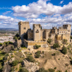Die Burg Castillo de Almodóvar del Río und das Dorf Almodóvar del Río, Andalusien, Spanien | Castillo de Almodóvar del Río castle and the village of Almodóvar del Río, Andalusia, Spain